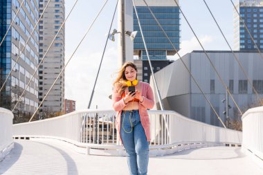 Güzel ve neşeli genç bir kadın, açık havada oldukça kilolu, kıvrımlı bir kadın, kadınlık kavramları, kadın gücü, kadın özgürlüğü, vücut pozitifliği ve vücut kabulü.
