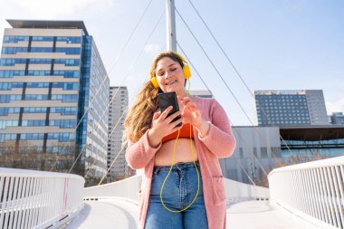 Güzel ve neşeli genç bir kadın, açık havada oldukça kilolu, kıvrımlı bir kadın, kadınlık kavramları, kadın gücü, kadın özgürlüğü, vücut pozitifliği ve vücut kabulü.