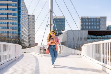 Güzel ve neşeli genç bir kadın, açık havada oldukça kilolu, kıvrımlı bir kadın, kadınlık kavramları, kadın gücü, kadın özgürlüğü, vücut pozitifliği ve vücut kabulü.