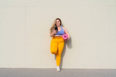 Güzel ve neşeli genç bir kadın, açık havada oldukça kilolu, kıvrımlı bir kadın, kadınlık kavramları, kadın gücü, kadın özgürlüğü, vücut pozitifliği ve vücut kabulü.