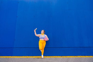 Güzel ve neşeli genç bir kadın, açık havada oldukça kilolu, kıvrımlı bir kadın, kadınlık kavramları, kadın gücü, kadın özgürlüğü, vücut pozitifliği ve vücut kabulü.