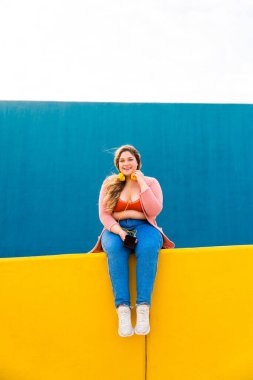 Güzel ve neşeli genç bir kadın, açık havada oldukça kilolu, kıvrımlı bir kadın, kadınlık kavramları, kadın gücü, kadın özgürlüğü, vücut pozitifliği ve vücut kabulü.