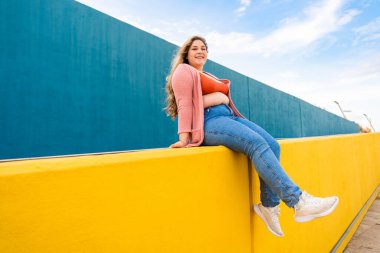 Güzel ve neşeli genç bir kadın, açık havada oldukça kilolu, kıvrımlı bir kadın, kadınlık kavramları, kadın gücü, kadın özgürlüğü, vücut pozitifliği ve vücut kabulü.