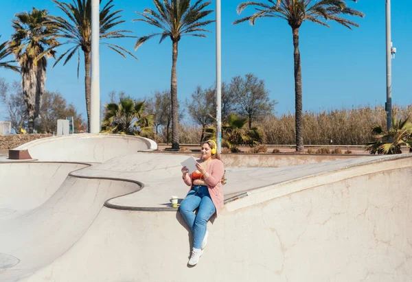 Beautiful Cheerful Size Young Woman Outdoors Pretty Overweight Curvy Female — Foto Stock