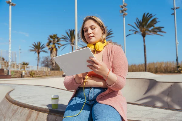 Mooie Vrolijke Size Jonge Vrouw Buiten Mooie Overgewicht Bochtige Vrouw — Stockfoto