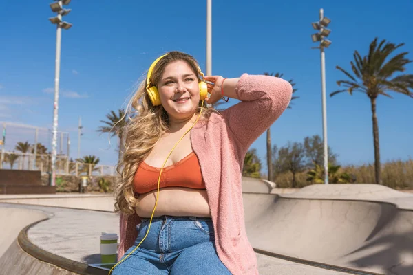 Güzel ve neşeli genç bir kadın, açık havada oldukça kilolu, kıvrımlı bir kadın, kadınlık kavramları, kadın gücü, kadın özgürlüğü, vücut pozitifliği ve vücut kabulü.