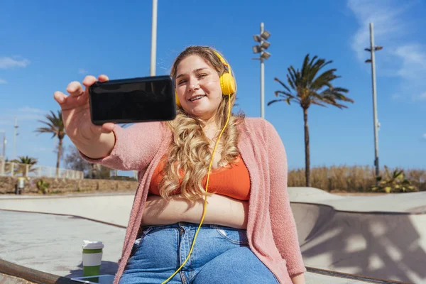 Güzel ve neşeli genç bir kadın, açık havada oldukça kilolu, kıvrımlı bir kadın, kadınlık kavramları, kadın gücü, kadın özgürlüğü, vücut pozitifliği ve vücut kabulü.