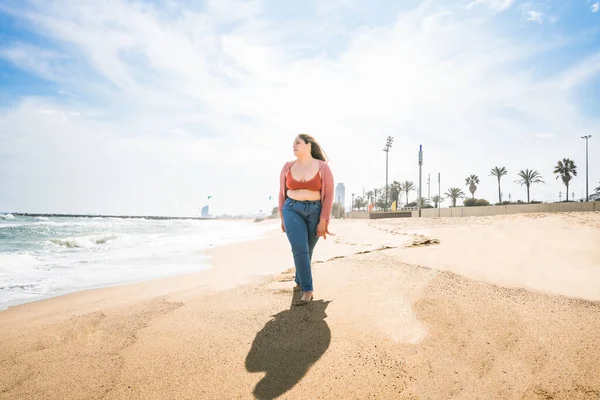 Güzel ve neşeli genç bir kadın, açık havada oldukça kilolu, kıvrımlı bir kadın, kadınlık kavramları, kadın gücü, kadın özgürlüğü, vücut pozitifliği ve vücut kabulü.