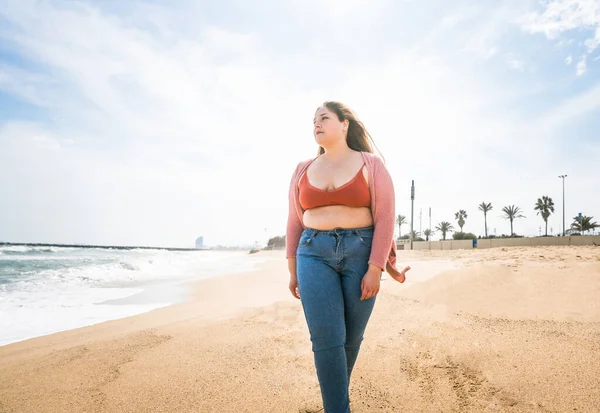 Güzel ve neşeli genç bir kadın, açık havada oldukça kilolu, kıvrımlı bir kadın, kadınlık kavramları, kadın gücü, kadın özgürlüğü, vücut pozitifliği ve vücut kabulü.