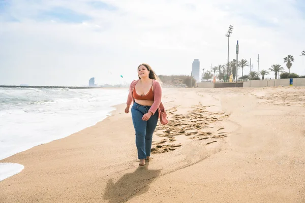 Güzel ve neşeli genç bir kadın, açık havada oldukça kilolu, kıvrımlı bir kadın, kadınlık kavramları, kadın gücü, kadın özgürlüğü, vücut pozitifliği ve vücut kabulü.
