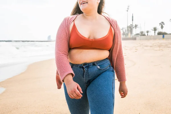 Güzel ve neşeli genç bir kadın, açık havada oldukça kilolu, kıvrımlı bir kadın, kadınlık kavramları, kadın gücü, kadın özgürlüğü, vücut pozitifliği ve vücut kabulü.