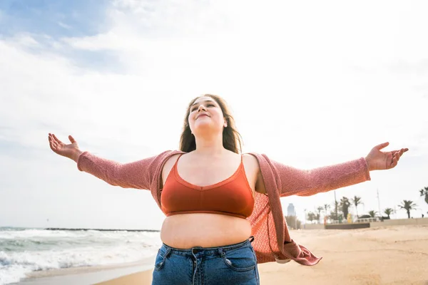 美しく 陽気なプラスサイズの若い女性屋外 かなり太りすぎの曲線的な女性 女性の力についての概念 女性の解放 体の積極性と体の受け入れ — ストック写真