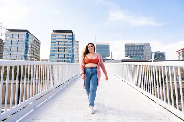 Mooie Vrolijke Size Jonge Vrouw Buiten Mooie Overgewicht Bochtige Vrouw — Stockfoto