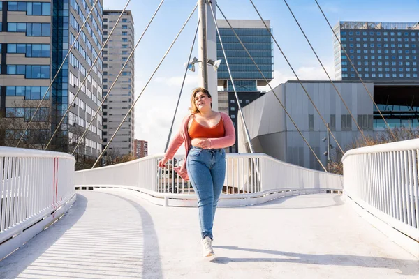 Güzel ve neşeli genç bir kadın, açık havada oldukça kilolu, kıvrımlı bir kadın, kadınlık kavramları, kadın gücü, kadın özgürlüğü, vücut pozitifliği ve vücut kabulü.