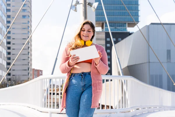 Schöne Und Fröhliche Size Junge Frau Freien Ziemlich Übergewichtige Kurvige — Stockfoto