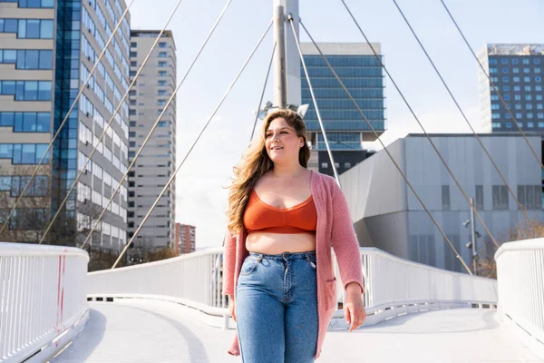 Güzel ve neşeli genç bir kadın, açık havada oldukça kilolu, kıvrımlı bir kadın, kadınlık kavramları, kadın gücü, kadın özgürlüğü, vücut pozitifliği ve vücut kabulü.