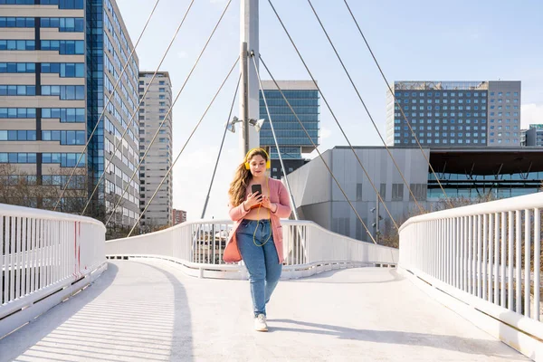 Güzel ve neşeli genç bir kadın, açık havada oldukça kilolu, kıvrımlı bir kadın, kadınlık kavramları, kadın gücü, kadın özgürlüğü, vücut pozitifliği ve vücut kabulü.