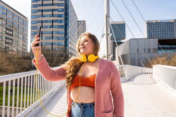 Beautiful Cheerful Size Young Woman Outdoors Pretty Overweight Curvy Female — ストック写真