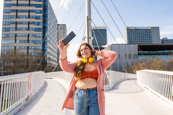 Güzel ve neşeli genç bir kadın, açık havada oldukça kilolu, kıvrımlı bir kadın, kadınlık kavramları, kadın gücü, kadın özgürlüğü, vücut pozitifliği ve vücut kabulü.