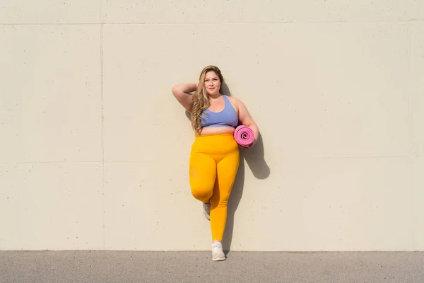 体形匀称的年轻女性 体重增加的女性 女性气质 女性力量 女性解放 身体积极度和身体接受度的概念 — 图库照片