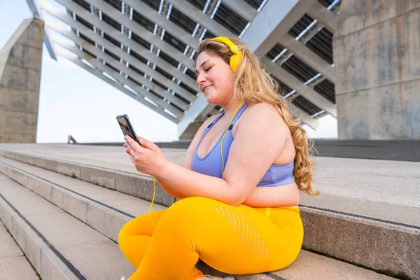 Hermosa Alegre Mujer Joven Tamaño Grande Aire Libre Bastante Sobrepeso — Foto de Stock