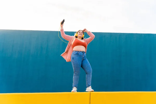 Beautiful Cheerful Size Young Woman Outdoors Pretty Overweight Curvy Female — Fotografia de Stock