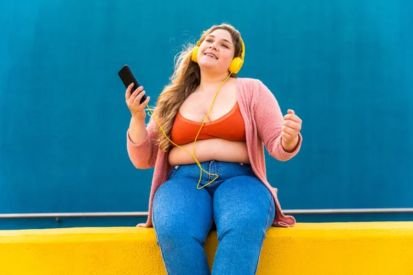 Mooie Vrolijke Size Jonge Vrouw Buiten Mooie Overgewicht Bochtige Vrouw — Stockfoto