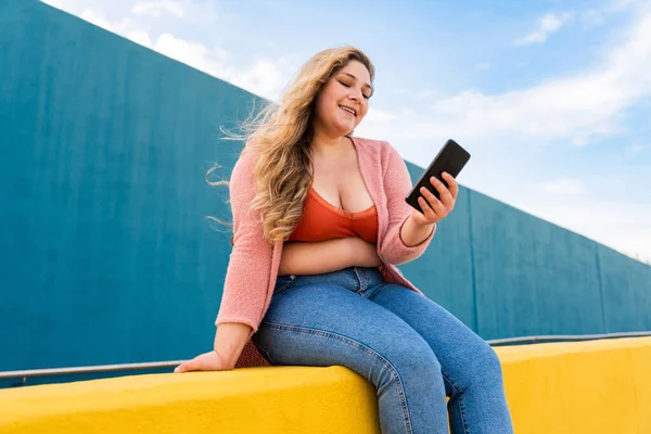 Mooie Vrolijke Size Jonge Vrouw Buiten Mooie Overgewicht Bochtige Vrouw — Stockfoto