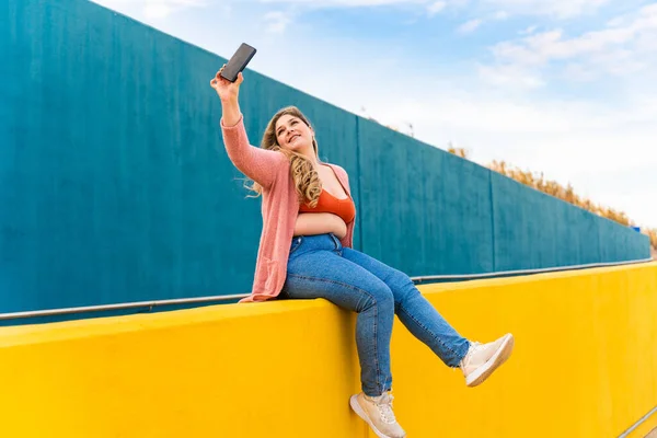 Mooie Vrolijke Size Jonge Vrouw Buiten Mooie Overgewicht Bochtige Vrouw — Stockfoto