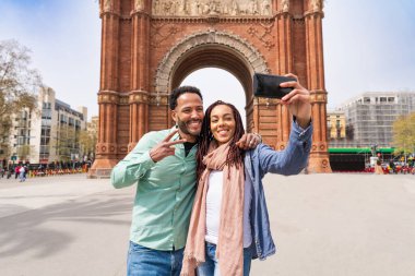 Güzel, mutlu Latin aşıklar Barselona 'da turistler yaz tatili boyunca eğleniyorlar ve Zafer Takı' nı ziyaret ediyorlar.