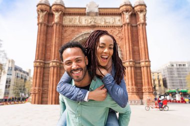 Güzel, mutlu Latin aşıklar Barselona 'da turistler yaz tatili boyunca eğleniyorlar ve Zafer Takı' nı ziyaret ediyorlar.