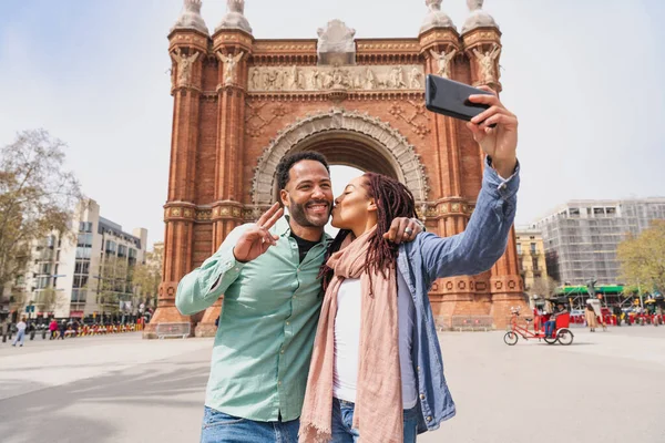 Beautiful Happy Hispanic Latino Couple Lovers Dating Outdoors Tourists Barcelona — ストック写真
