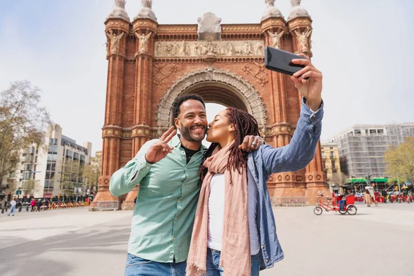 Hermosa Pareja Hispana Feliz Latino Amantes Citas Aire Libre Los —  Fotos de Stock