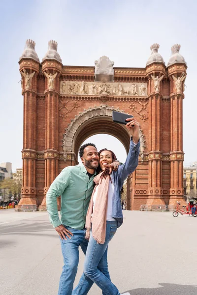 Schöne Glückliche Hispanische Latino Liebespaare Die Sich Freien Treffen Touristen — Stockfoto