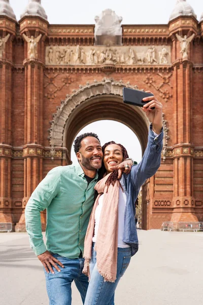 Belo Casal Latino Hispânico Feliz Amantes Namoro Livre Turistas Barcelona — Fotografia de Stock