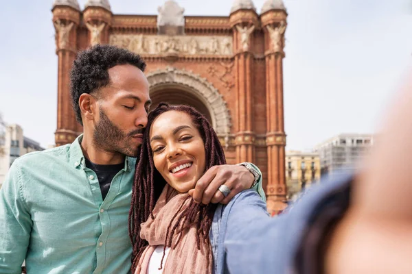 Güzel, mutlu Latin aşıklar Barselona 'da turistler yaz tatili boyunca eğleniyorlar ve Zafer Takı' nı ziyaret ediyorlar.
