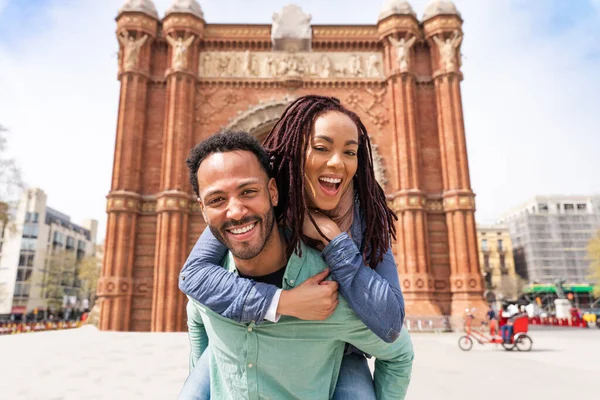 Güzel, mutlu Latin aşıklar Barselona 'da turistler yaz tatili boyunca eğleniyorlar ve Zafer Takı' nı ziyaret ediyorlar.