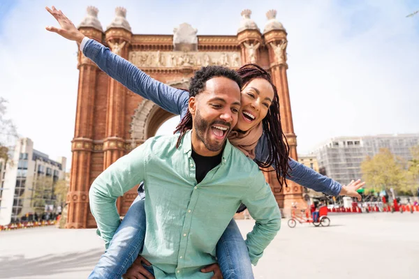 Güzel, mutlu Latin aşıklar Barselona 'da turistler yaz tatili boyunca eğleniyorlar ve Zafer Takı' nı ziyaret ediyorlar.