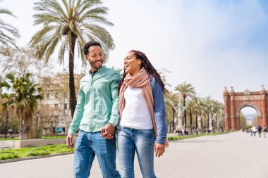 Güzel, mutlu Latin aşıklar Barselona 'da turistler yaz tatili boyunca eğleniyorlar ve Zafer Takı' nı ziyaret ediyorlar.