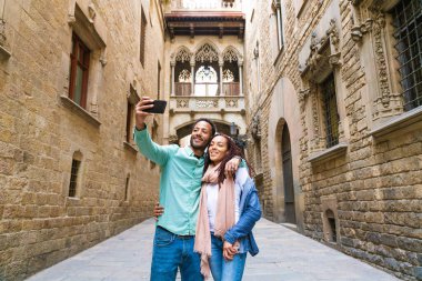 Güzel, mutlu Latin aşıklar Barselona 'da turistler yaz tatili boyunca eğleniyorlar ve Bishop Köprüsü' nü ziyaret ediyorlar.