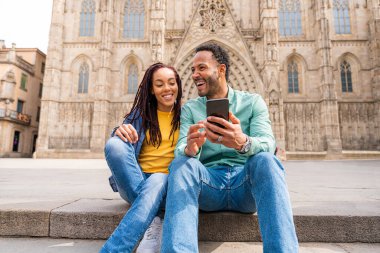 Güzel, mutlu Latin aşıklar Barselona 'da turistler yaz tatili boyunca eğleniyorlar ve Barselona Katedrali' ni ziyaret ediyorlar.