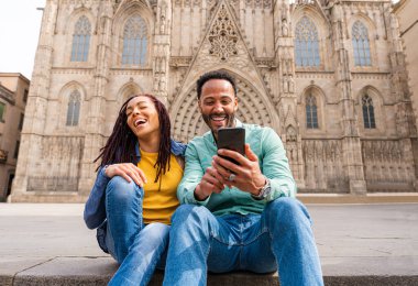 Güzel, mutlu Latin aşıklar Barselona 'da turistler yaz tatili boyunca eğleniyorlar ve Barselona Katedrali' ni ziyaret ediyorlar.