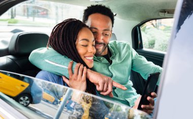 Güzel, mutlu Latin aşıklar Barselona 'da turistler yaz tatilinde eğleniyor ve taksiye biniyor.