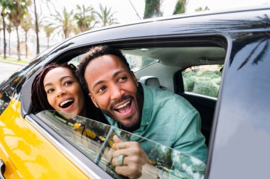 Güzel, mutlu Latin aşıklar Barselona 'da turistler yaz tatilinde eğleniyor ve taksiye biniyor.