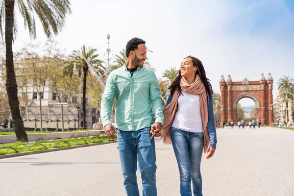 Güzel, mutlu Latin aşıklar Barselona 'da turistler yaz tatili boyunca eğleniyorlar ve Zafer Takı' nı ziyaret ediyorlar.