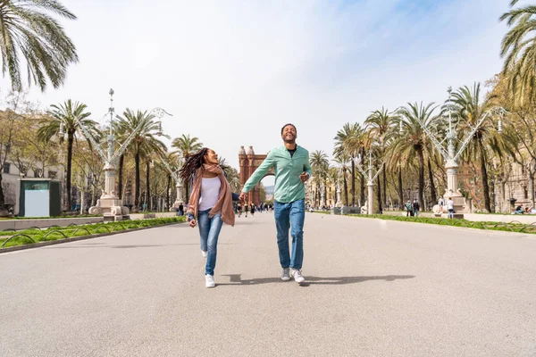 Schöne Glückliche Hispanische Latino Liebespaare Die Sich Freien Treffen Touristen — Stockfoto