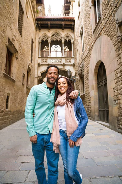 Güzel, mutlu Latin aşıklar Barselona 'da turistler yaz tatili boyunca eğleniyorlar ve Bishop Köprüsü' nü ziyaret ediyorlar.