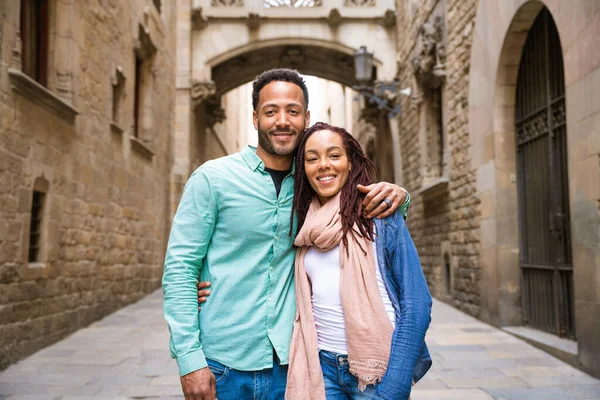 Güzel, mutlu Latin aşıklar Barselona 'da turistler yaz tatili boyunca eğleniyorlar ve Bishop Köprüsü' nü ziyaret ediyorlar.