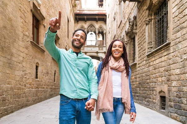 Güzel, mutlu Latin aşıklar Barselona 'da turistler yaz tatili boyunca eğleniyorlar ve Bishop Köprüsü' nü ziyaret ediyorlar.