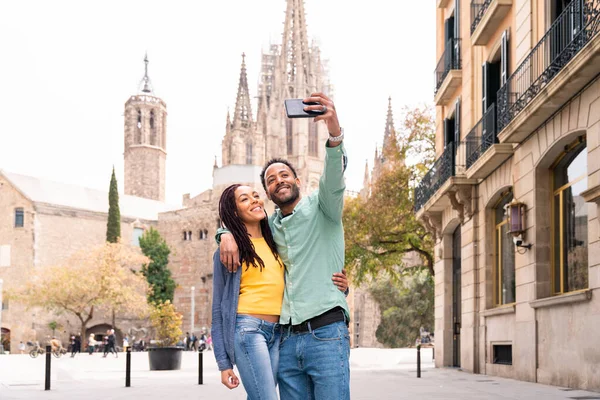 Prachtige Blije Latijns Amerikaanse Latino Paar Minnaars Die Buiten Daten — Stockfoto